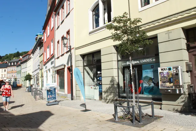 Schaufenster des Reisebüros in der Ilmenauer Innenstadt