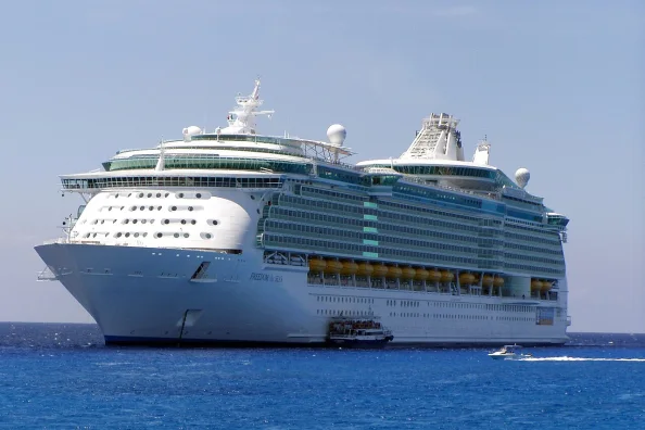 Großes Kreuzfahrtschiff auf ruhiger See