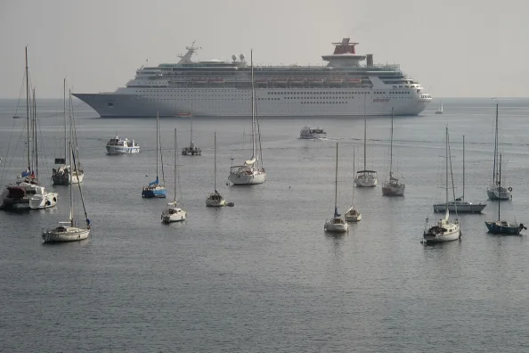 Kreuzfahrtschiff in der Bucht von Villefranche-sur-Mer zwischen Segelbooten