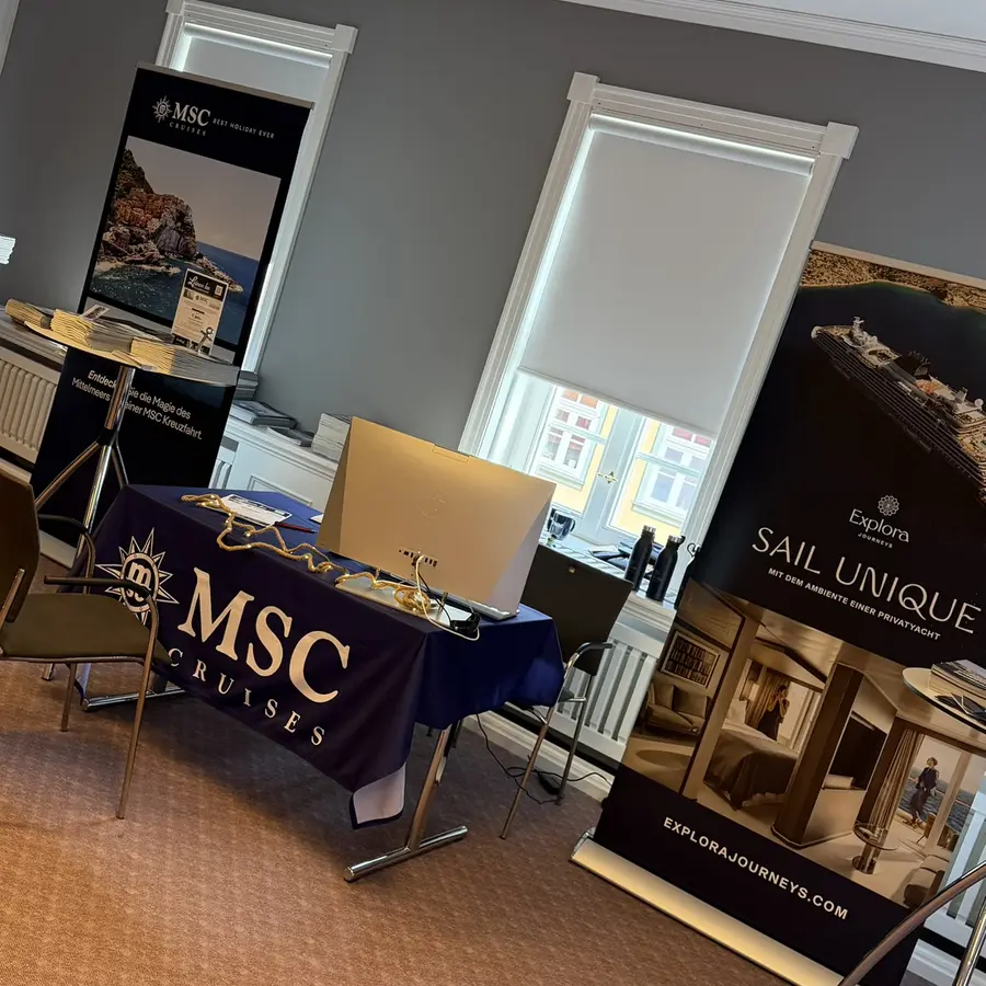 Messestand von MSC Cruises und Explora Journeys mit Roll-ups