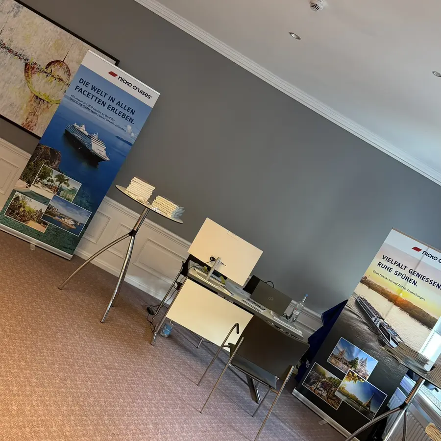 Nicko Cruises Infostand mit Roll-ups und ausliegenden Reisekatalogen
