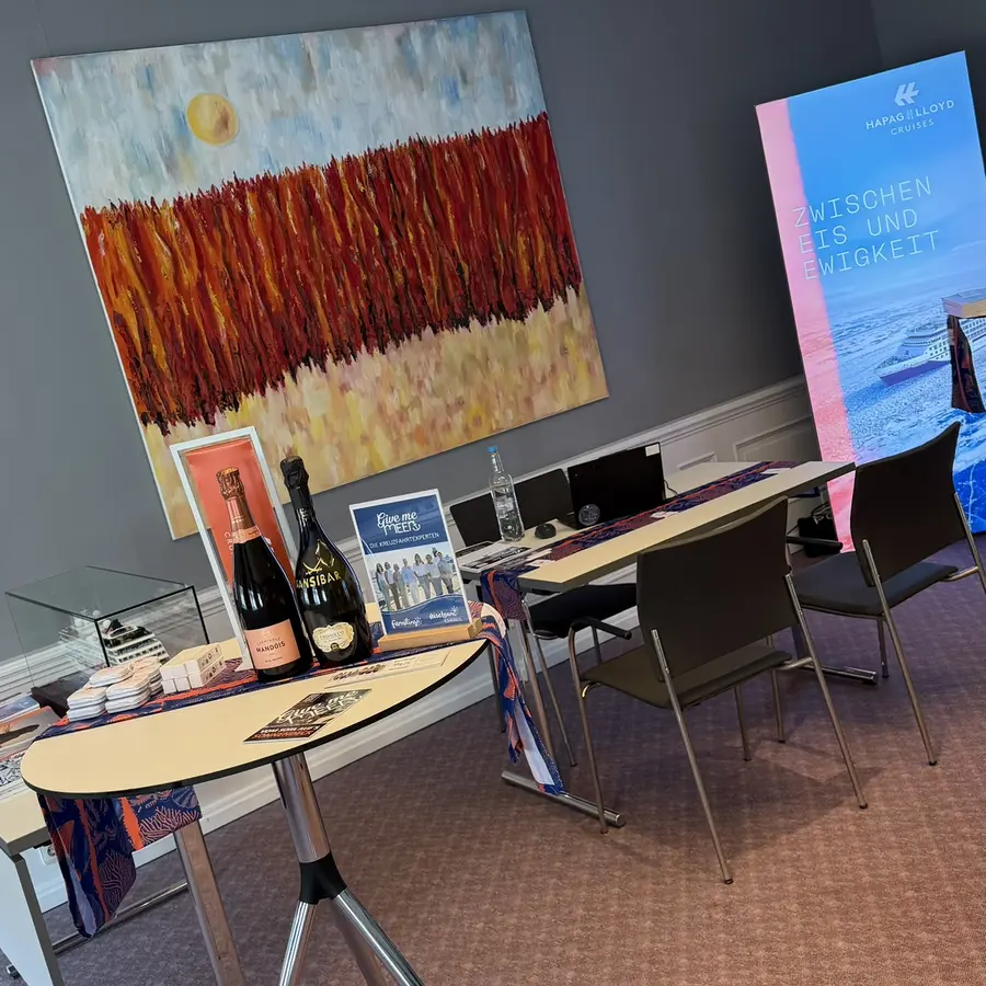 Hapag-Lloyd Cruises Stand mit Sekt und ausliegenden Reisemagazinen