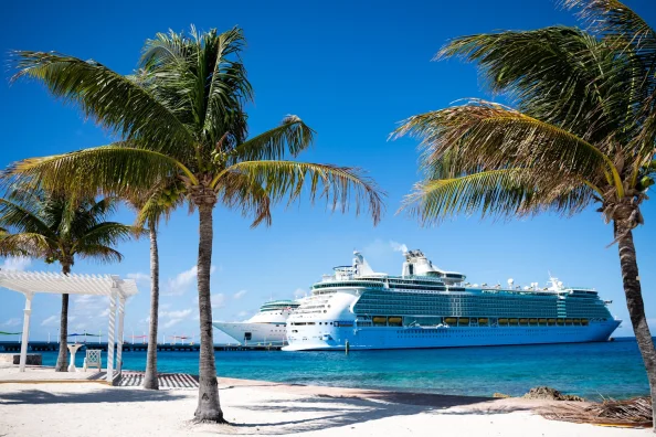 Kreuzfahrtschiff an einem tropischen Strand
