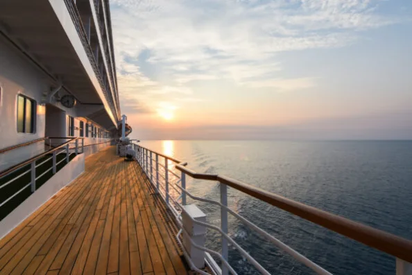 Sonnenuntergang auf dem Schiffsdeck