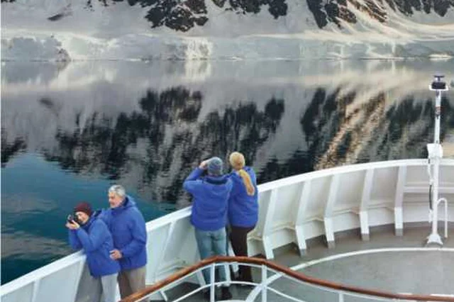 Gäste an Deck bei einer Hapag-Lloyd Expeditionsreise