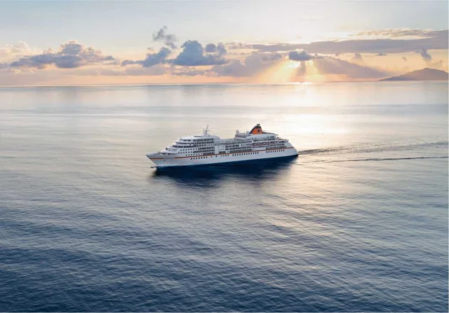 Hapag-Lloyd Schiff bei Sonnenuntergang auf hoher See