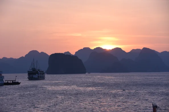 Sonnenuntergang über der Halong-Bucht in Vietnam