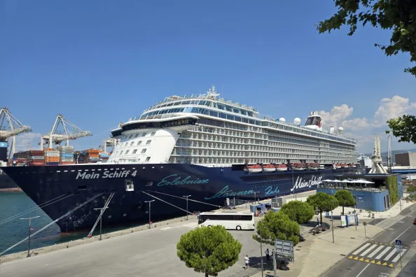 Kreuzfahrtschiff im Hafen von Koper