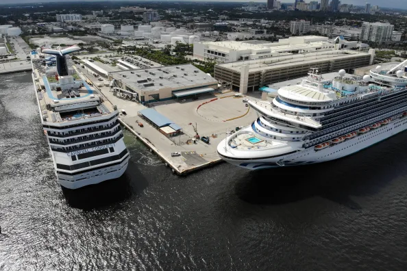Kreuzfahrtschiffe im Hafen Port Everglades, Florida