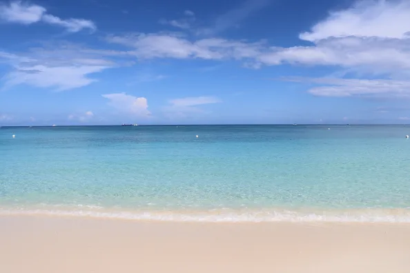 Türkisblaues Wasser am Seven Mile Beach auf Grand Cayman