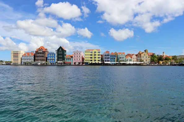 Bunte Kolonialhäuser an der Handelskade in Willemstad, Curaçao