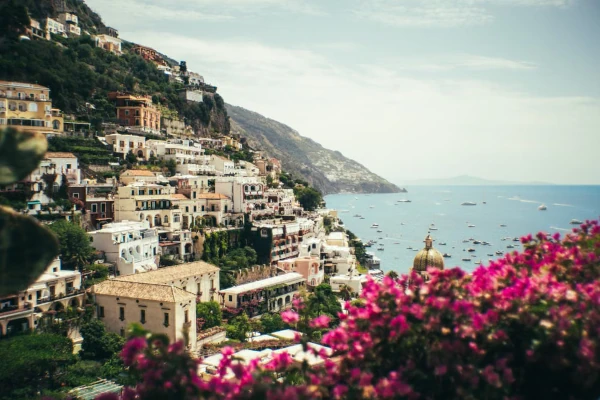 Blick auf Positano an der Amalfiküste mit blauem Mittelmeer