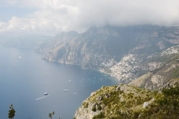 Blick auf Positano und die Amalfiküste in Italien