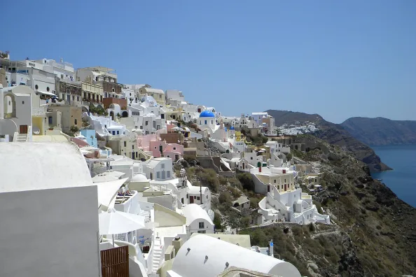 Santorini mit weißen Häusern und Blick auf die Caldera