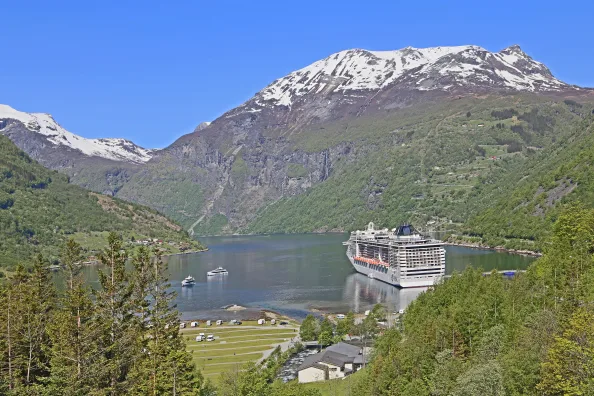 Kreuzfahrtschiff im Geirangerfjord in Norwegen