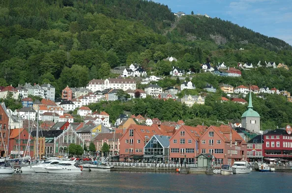 Bergen mit historischen Häusern am Hafen Vågen