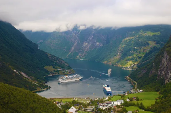 Blick auf den Geirangerfjord mit Kreuzfahrtschiffen