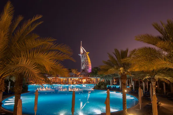 Burj Al Arab bei Nacht, das segelförmige Luxushotel in Dubai