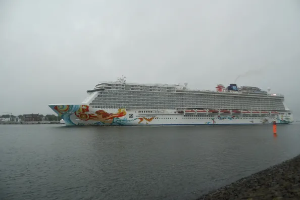 Kreuzfahrtschiff bei der Einfahrt nach Warnemünde