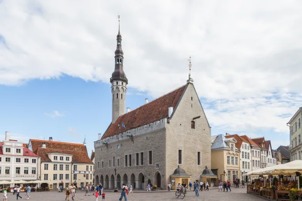 Rathausplatz mit historischem Rathaus in der Tallinner Altstadt