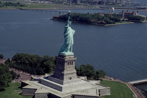 Freiheitsstatue im Hafen von New York
