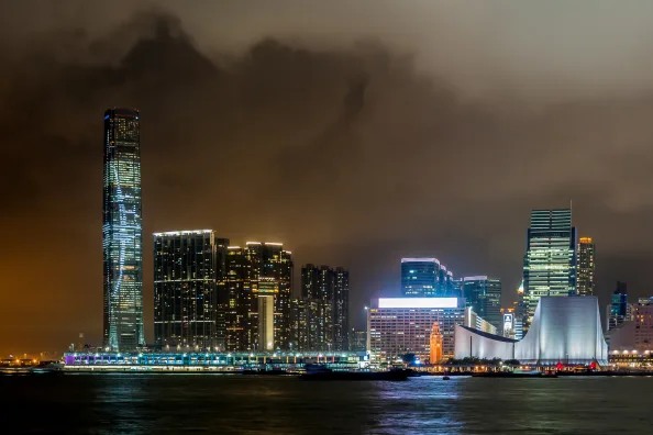 Skyline von Hongkong am Victoria Harbour bei Nacht