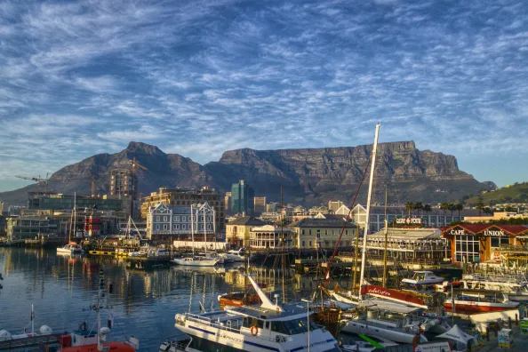 Blick auf Kapstadt mit Tafelberg und Hafen in Südafrika
