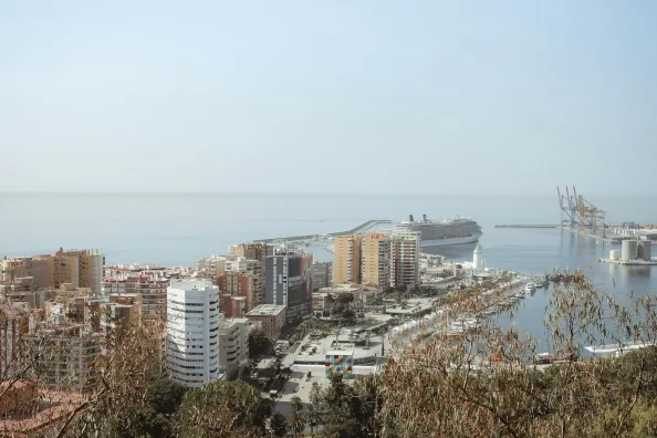 Kreuzfahrtschiff im mediterranen Hafen