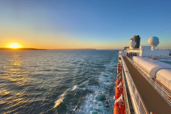 Kreuzfahrtschiff bei Sonnenuntergang