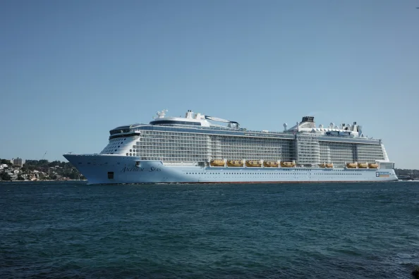 Großes Kreuzfahrtschiff auf Weltreise